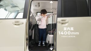 奈良でル―クス試乗は日産プリンス奈良販売。小さなお子様が立ったまま着替えられるほどの「室内の天井の高さ」