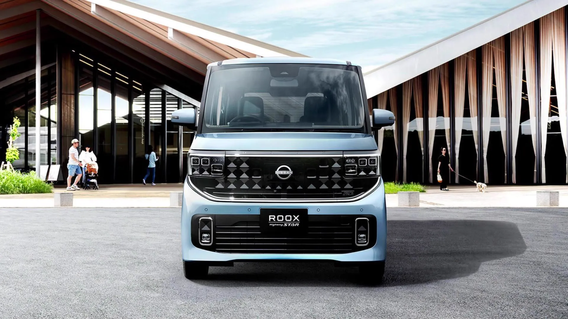 奈良の建物前に停まる日産 新型ルークス（ソルベブルー）の正面